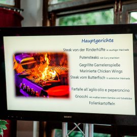 Monitore für Büffetinformationen, Sitzpläne und Fotos/Videos.